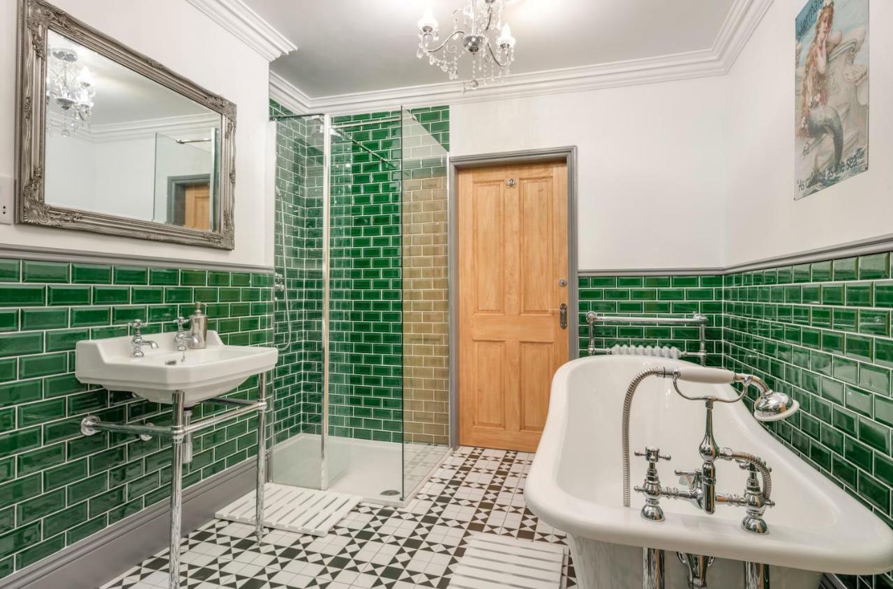 See Glympse Whitby Bagian luar foto